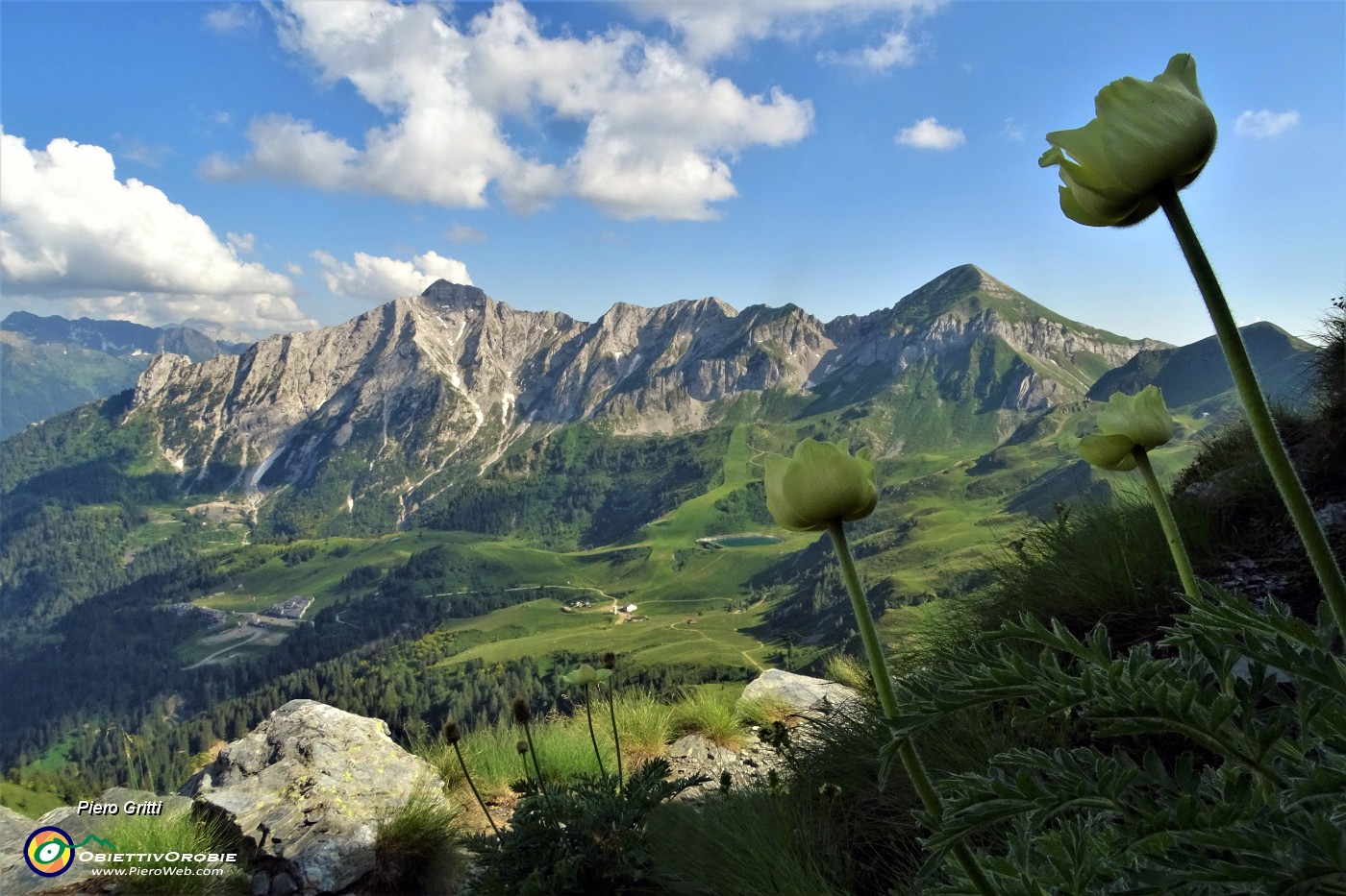 85 Scendendo dal Passo di Lemma sul sent. 116 vista sulla conca di San Simone-Baita del Camoscio con Cavallo-Pegherolo.JPG -                                